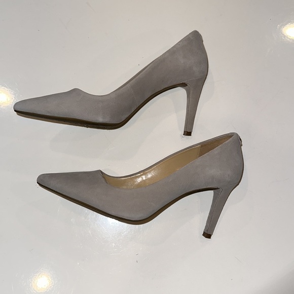 Michael Kors suede Dorothy Flex Pump - Picture 9 of 14